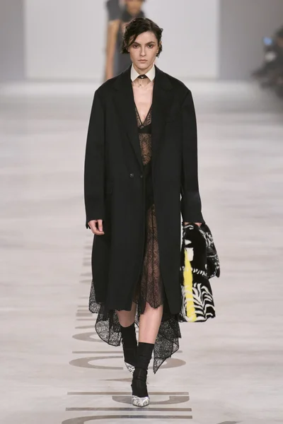 Look 16